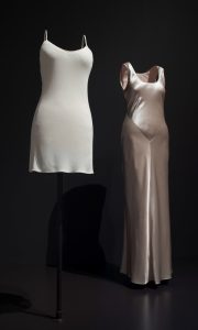 پیراهن ساتن چگونه یک آیتم مد ساده را به یک استایل جذاب تبدیل کنیم؟