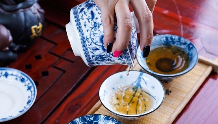 چای سبز در مقابل قهوه: کدام یک برای سلامتی شما بهتر است؟