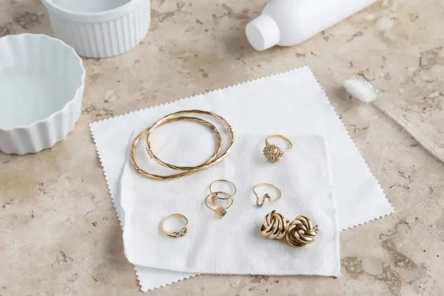 چگونه همیشه گوشواره‌های تمیز و درخشانی داشته باشیم؟