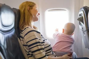 سفر هوایی با کودک؟ نگران نباشید! با این ترفندها لحظات خوشی را رقم بزنید!
