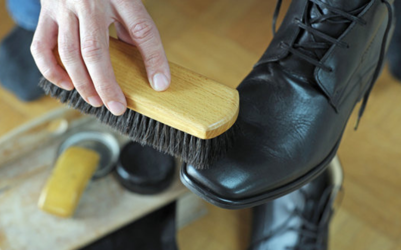 نگهداری و واکس زدن کفش چرم